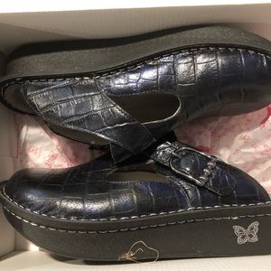 Like new in box Alegria clogs